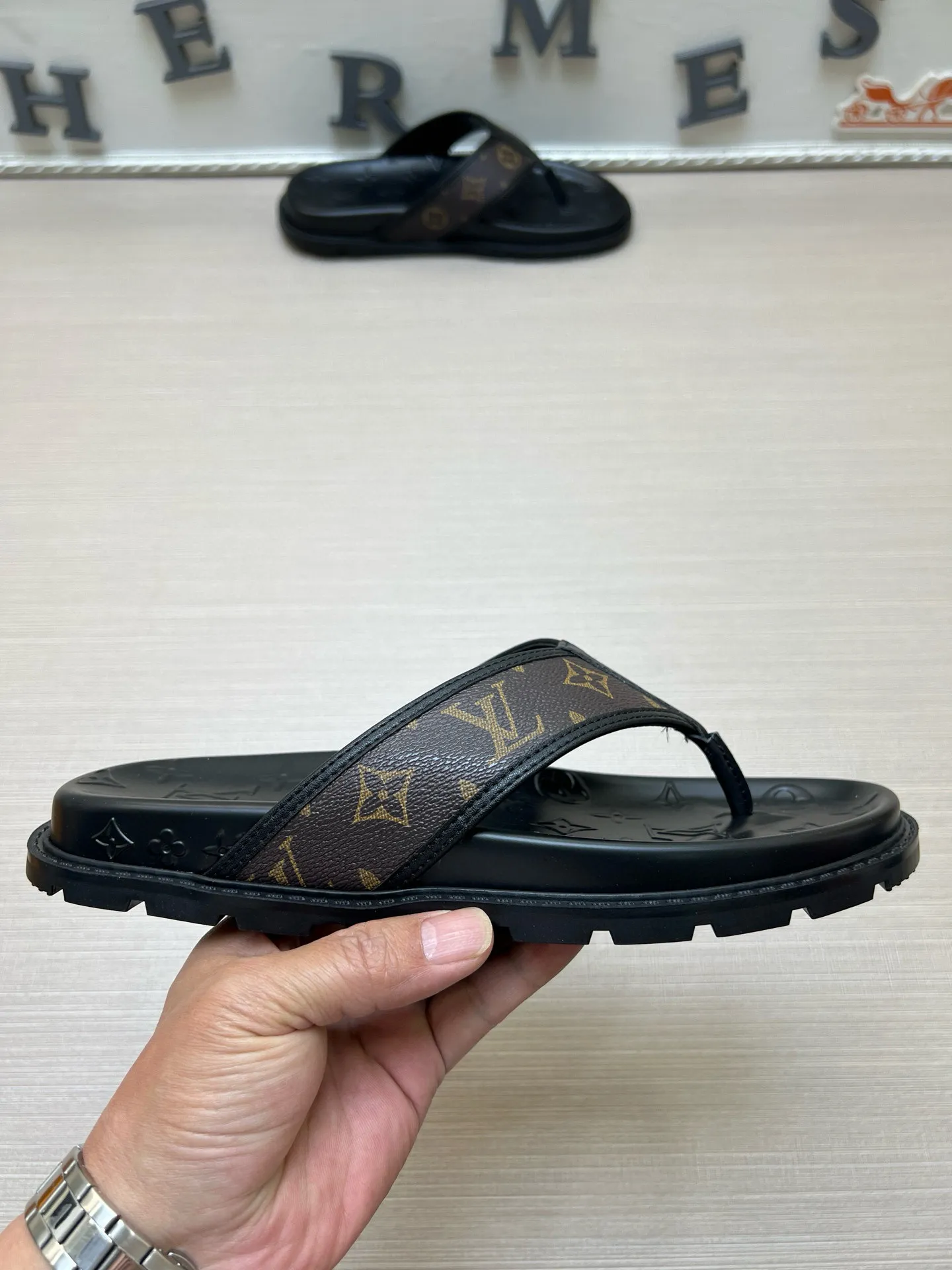 P270🏆Louis Vuitton 🏆[Louis Vuitton] Spring/Summer 2025 [Men's Flip Flops] 🎯🎯As an active family in the fashion industry ⭐ Lv is characterized by bold innovation ⚡Create this casual business style for Chinese fashionable men ✨The fabric is made of imported high-grade cowhide 🔥 Clean and neat ⚡Fashionable and elegant🌹Breathable, sweat-absorbent and deodorant👈So luxurious, high-end and domineering. 👍Must be sold if you repost the picture. Number of yards: 38--46. Color: 🎉 For large quantities. Welcome to repost.